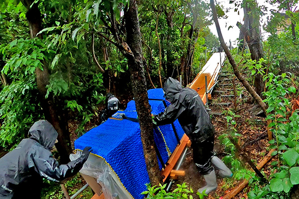 電源設備（約400kg、約100kg）の傾斜面運搬