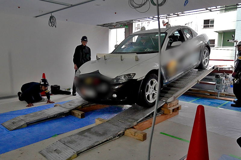 特殊車両（約1.4t）の3F外壁開口部からの搬入作業